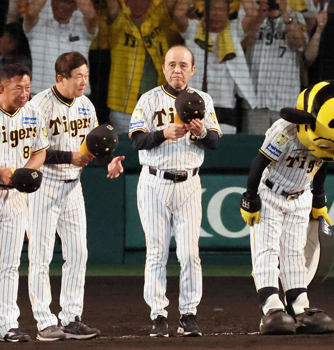 阪神対DeNA DeNAにサヨナラ勝ちしスタンドへあいさつする岡田監督（撮影・加藤哉）