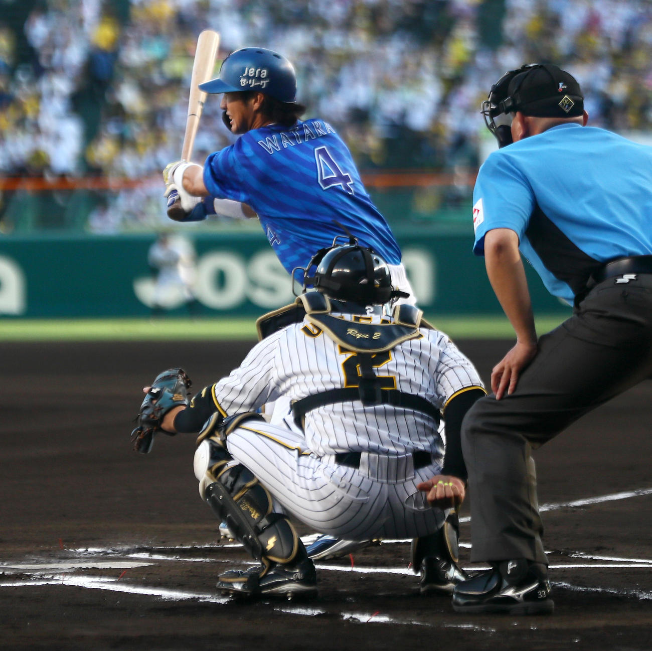 阪神対DeNA 1回表DeNA1死、度会は左前打を放つ（撮影・上山淳一）