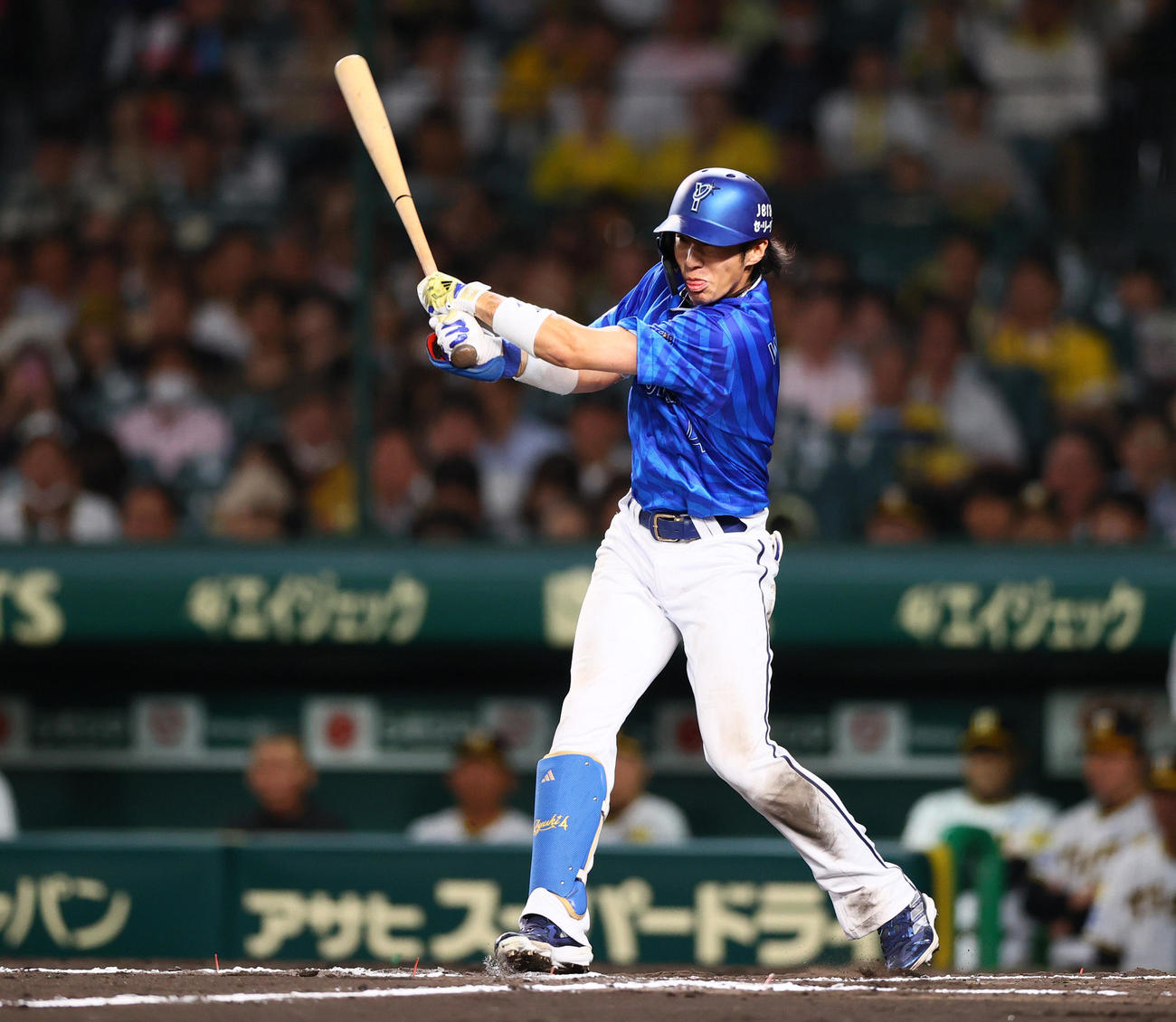 阪神対DeNA 6回表DeNA1死、度会は左前打を放つ（撮影・上山淳一）