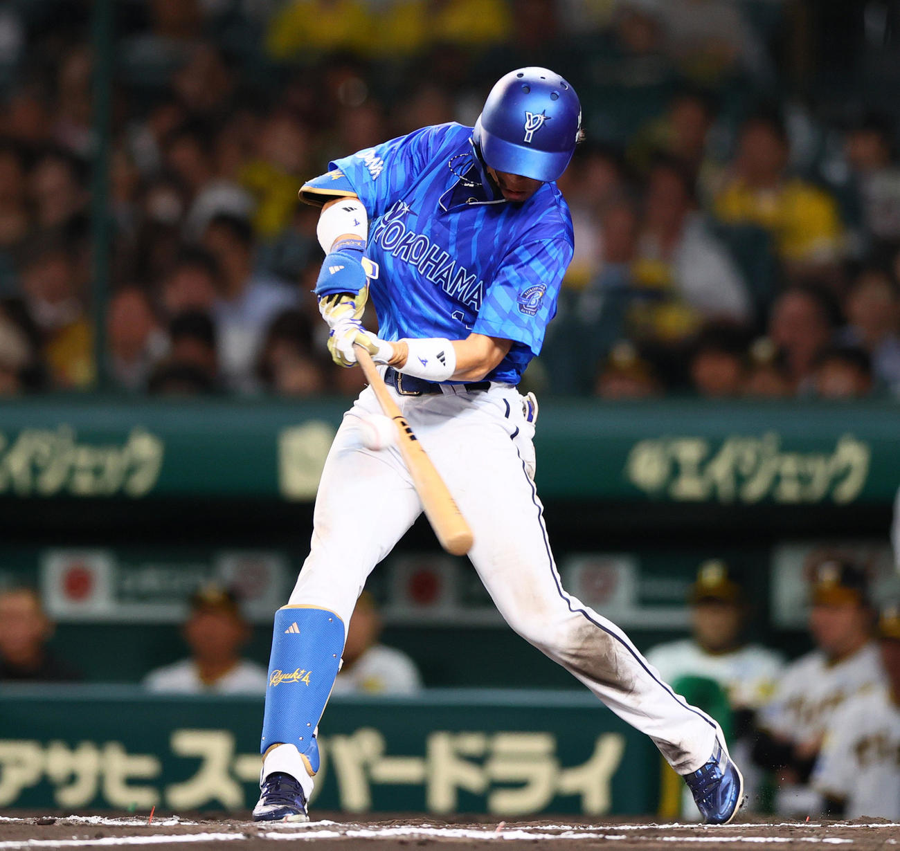 阪神対DeNA 6回表DeNA1死、度会は左前打を放つ（撮影・上山淳一）