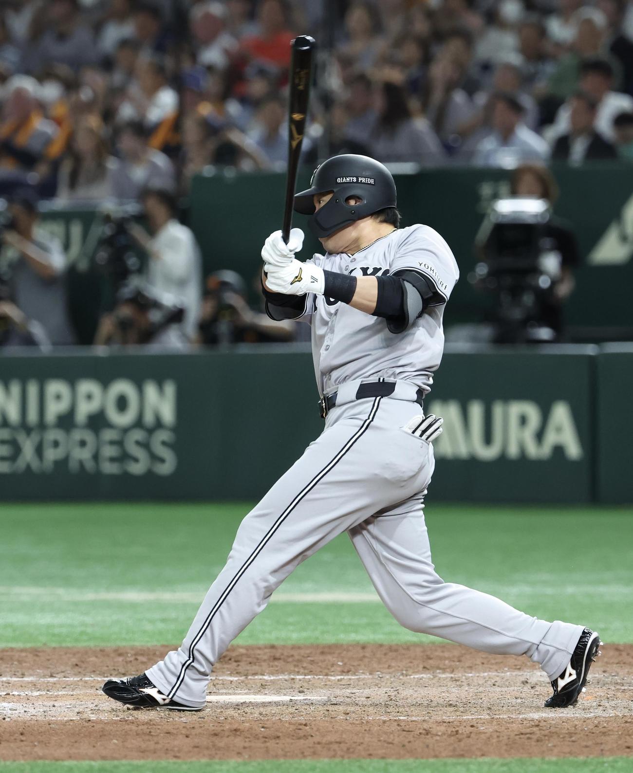 巨人対ヤクルト　9回裏巨人2死一、二塁、左翼線に2点適時打を放つ長野（撮影・河田真司）