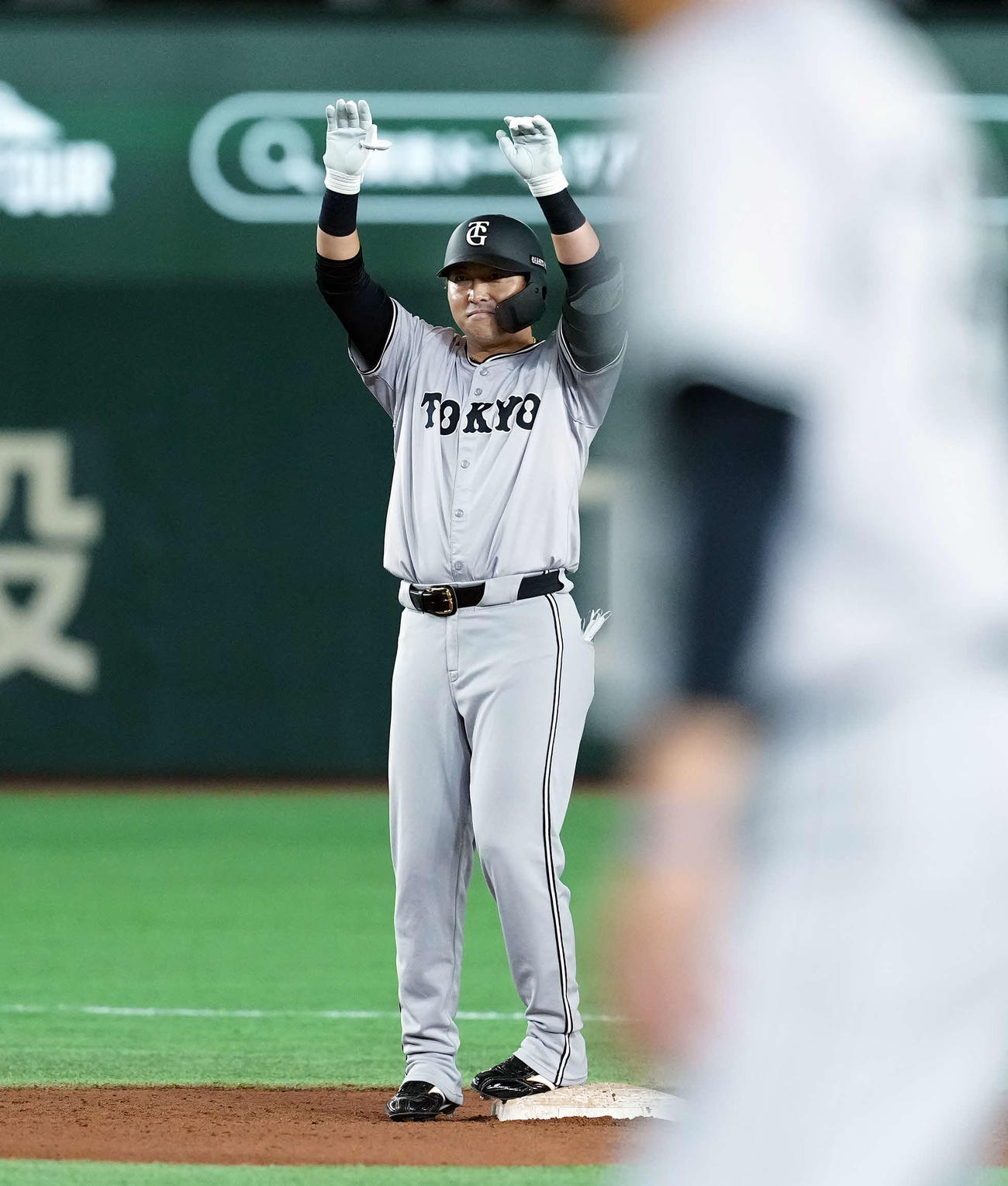 巨人対ヤクルト　9回裏巨人2死一、二塁、左越えに適時二塁打を放ちポーズを決める代打長野（撮影・たえ見朱実）