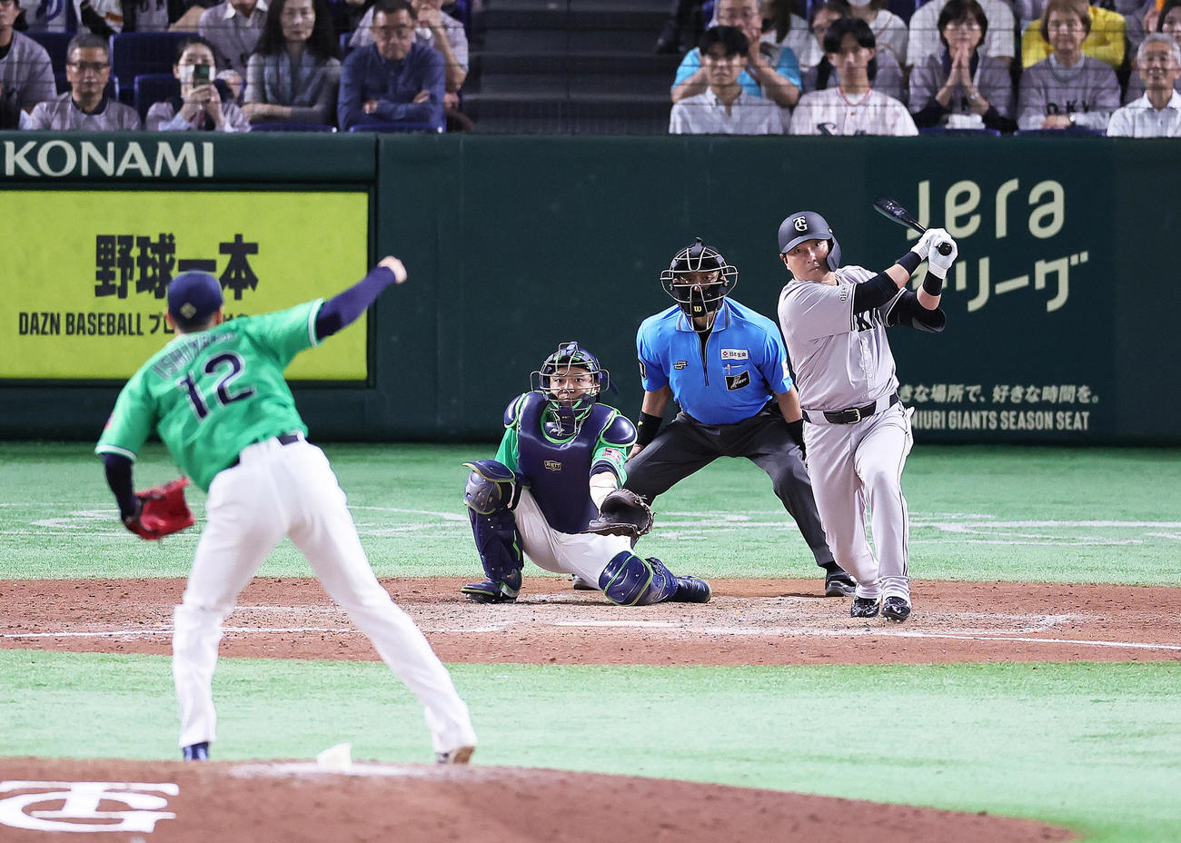 巨人対ヤクルト　9回裏巨人2死一、二塁、代打長野は2点適時二塁打を放つ。投手石山（撮影・足立雅史）