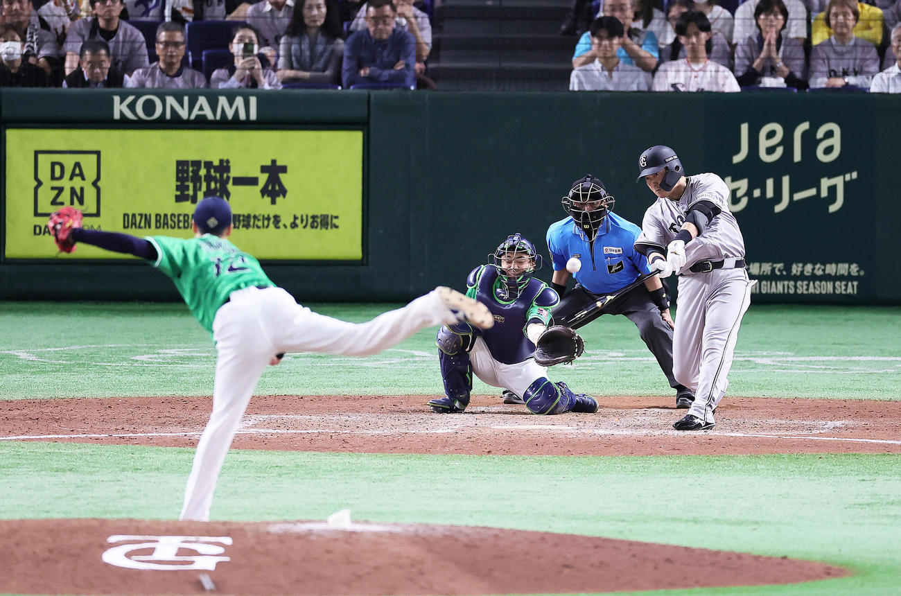 巨人対ヤクルト　9回裏巨人2死一、二塁、代打長野は2点適時二塁打を放つ。投手石山（撮影・足立雅史）