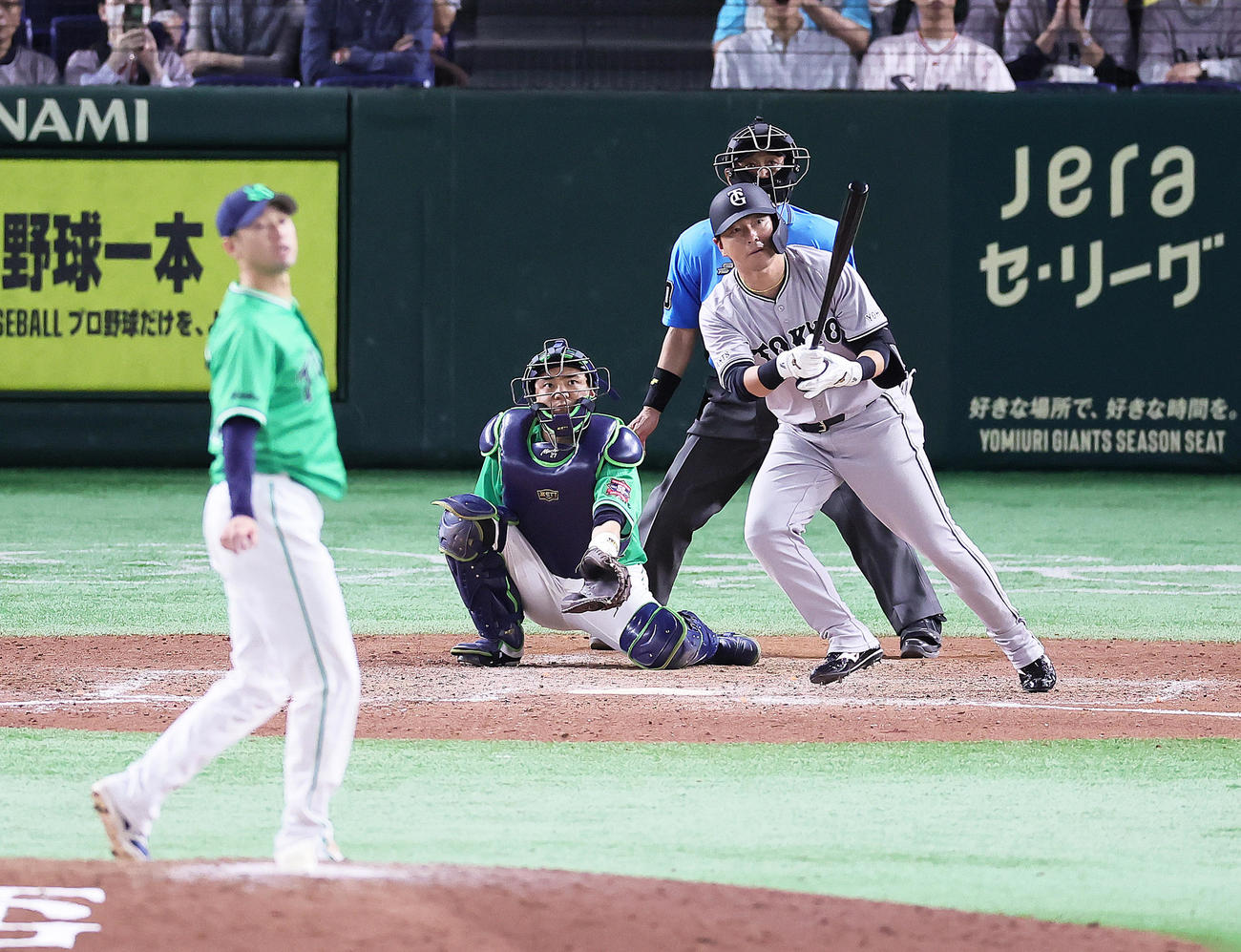 巨人対ヤクルト　9回裏巨人2死一、二塁、代打長野は2点適時二塁打を放つ。投手石山（撮影・足立雅史）