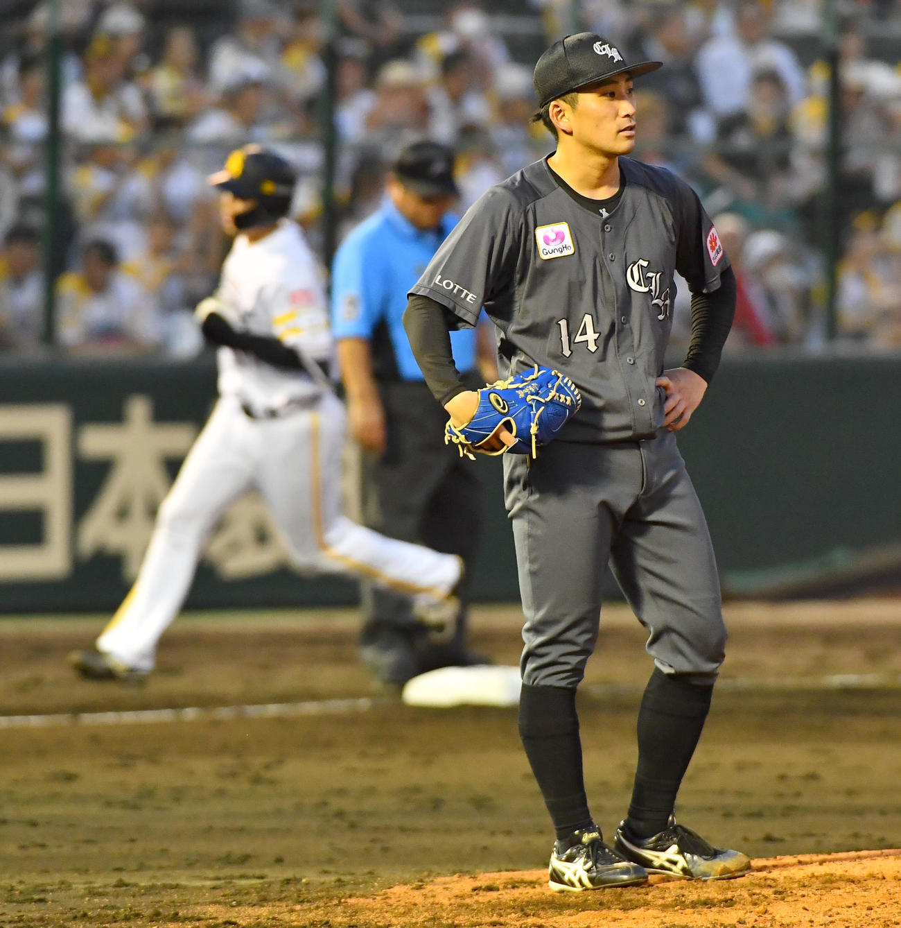 ソフトバンク対ロッテ　4回裏ソフトバンク無死、広瀬（左）に右越え本塁打を打たれ、厳しい表情を見せる小島（撮影・岩下翔太）