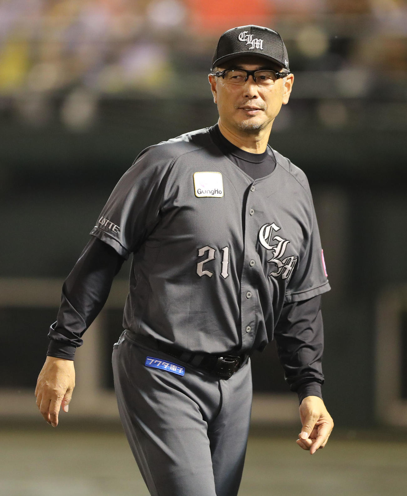 ソフトバンク対ロッテ　審判に投手交代を告げた吉井監督（撮影・梅根麻紀）