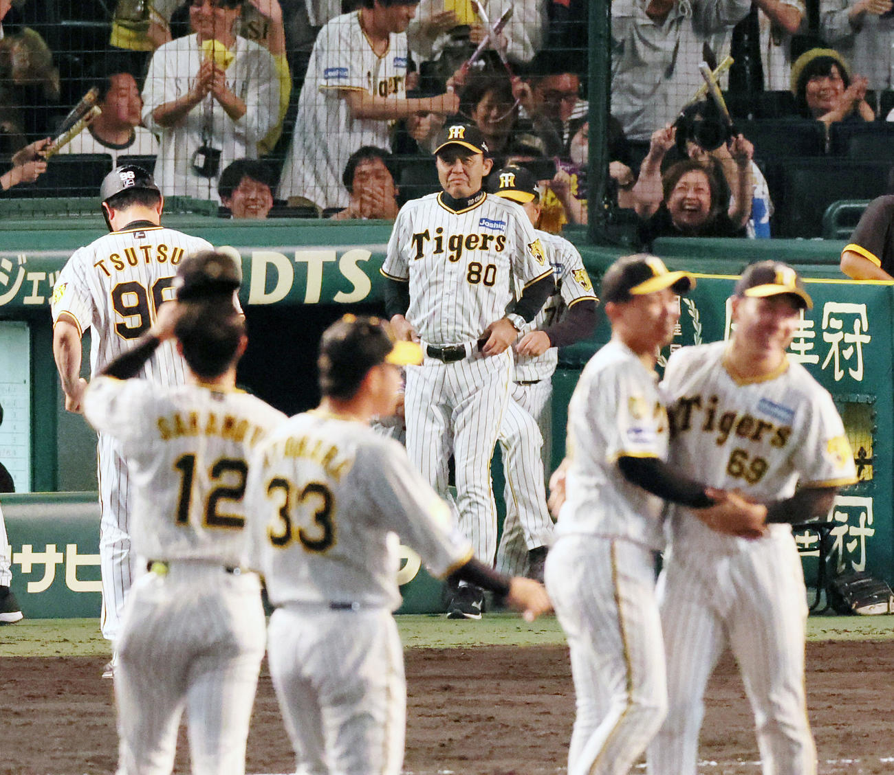 阪神対DeNA　サヨナラ勝利で喜ぶナインを笑顔で見つめる岡田監督（撮影・加藤哉）