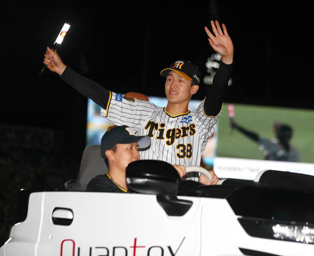 阪神対DeNA　ファンの歓声に手を振って応える阪神小幡（撮影・上山淳一）