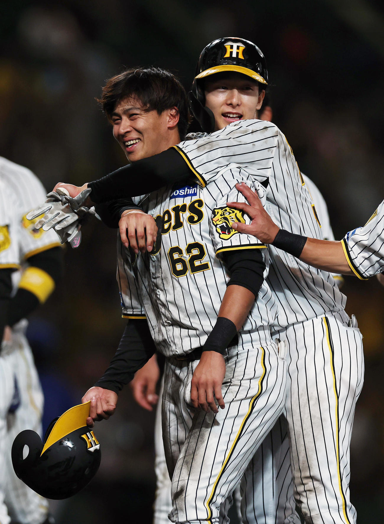 阪神対DeNA DeNAにサヨナラ勝ちし喜ぶ阪神植田（左）と小幡（撮影・前田充）