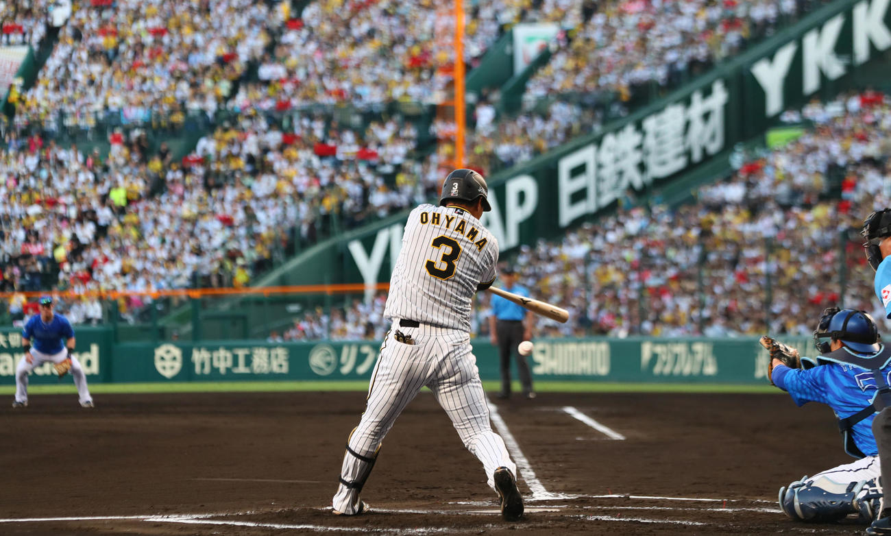 阪神対DeNA 2回裏阪神無死、大山は右前打を放つ（撮影・上山淳一）