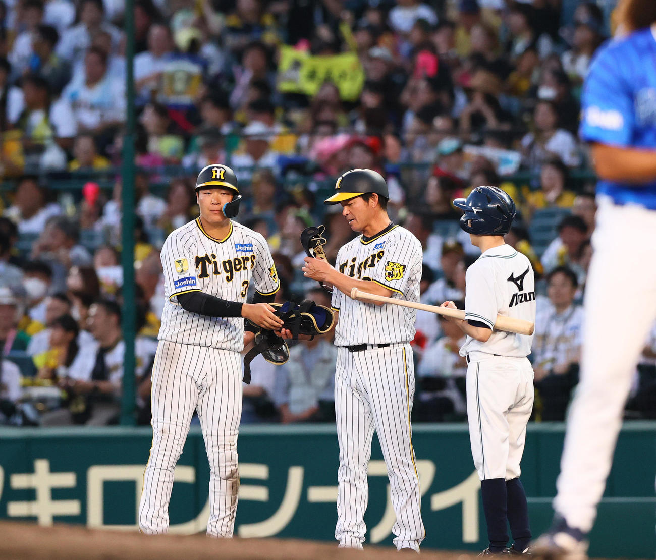 阪神対DeNA 4回裏阪神1死一塁、大山は中前打を放つ（撮影・上山淳一）