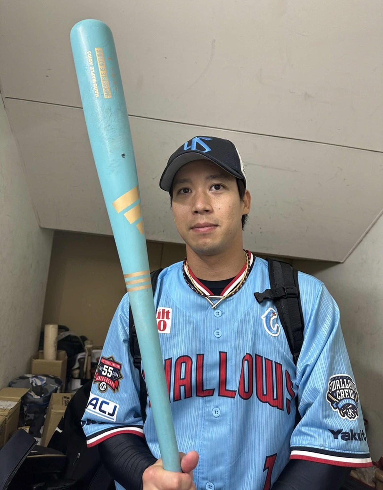 水色バットを手にするヤクルト山田