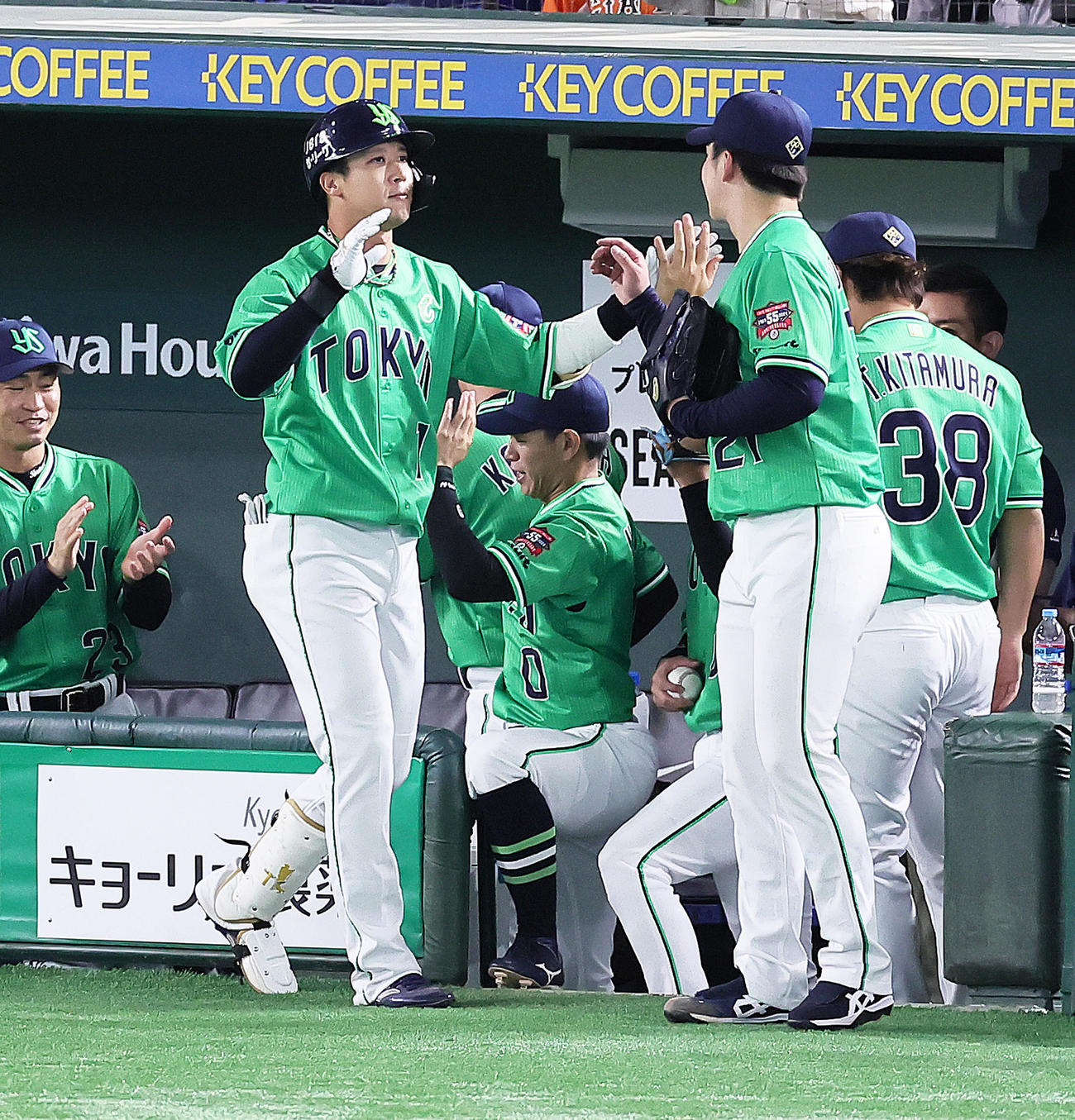 巨人対ヤクルト　4回表ヤクルト2死、山田（左）はソロ本塁打を放ち吉村とタッチを交わす（撮影・足立雅史）