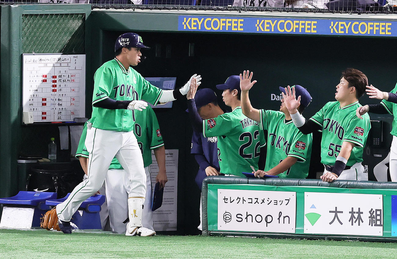 巨人対ヤクルト　4回表ヤクルト2死、山田（左端）はソロ本塁打を放ち高津監督（左から2人目）らとタッチを交わす（撮影・足立雅史）