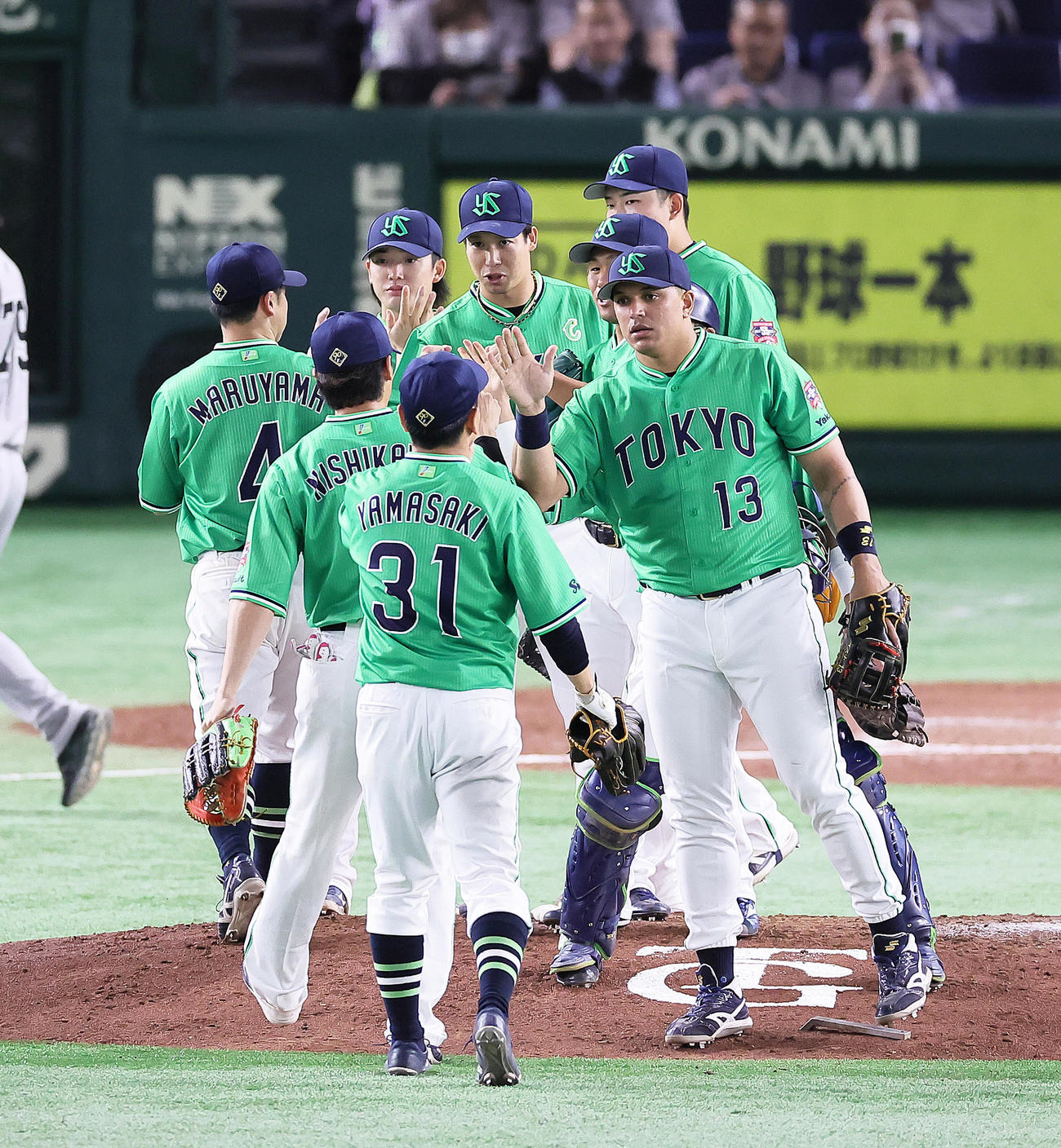 巨人対ヤクルト　巨人に勝利しタッチを交わすヤクルト山田（後方中央）ら（撮影・足立雅史）