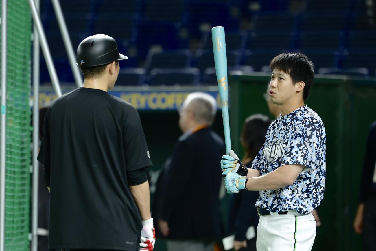 巨人対ヤクルト　試合前、言葉を交わす巨人坂本（左）とヤクルト山田（撮影・河田真司）