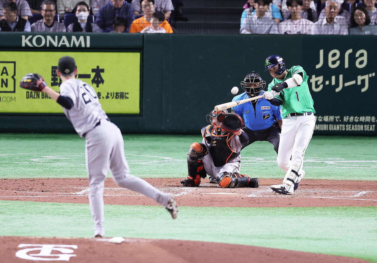 巨人対ヤクルト　4回表ヤクルト2死、山田は左越えソロ本塁打を放つ。投手戸郷（撮影・足立雅史）