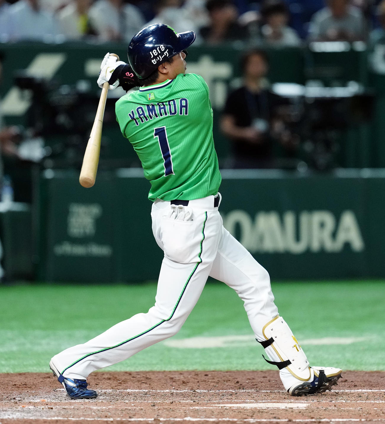 巨人対ヤクルト　4回表ヤクルト2死、左越えにソロ本塁打を放つ山田（撮影・たえ見朱実）