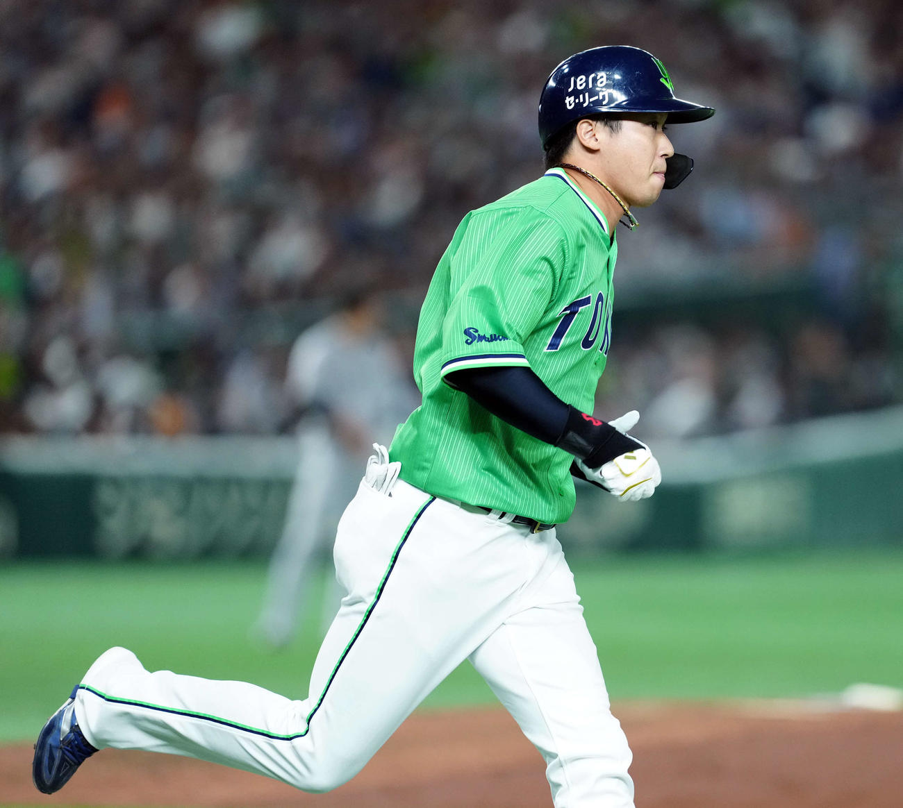 巨人対ヤクルト　4回表ヤクルト2死、左越えにソロ本塁打を放った山田（撮影・たえ見朱実）