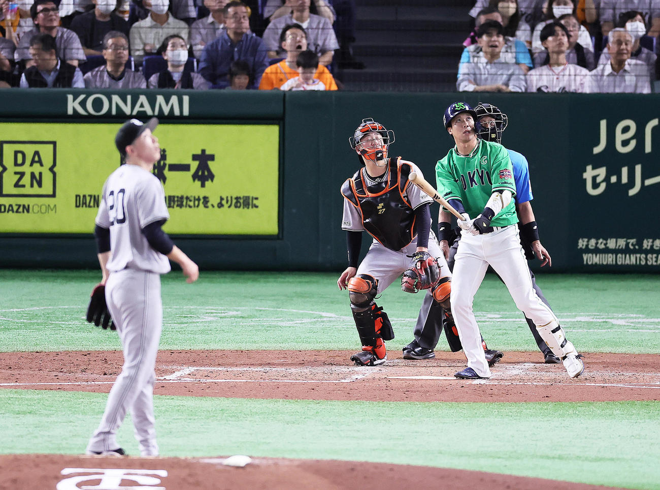 巨人対ヤクルト　4回表ヤクルト2死、山田はソロ本塁打を放つ。投手戸郷（撮影・足立雅史）