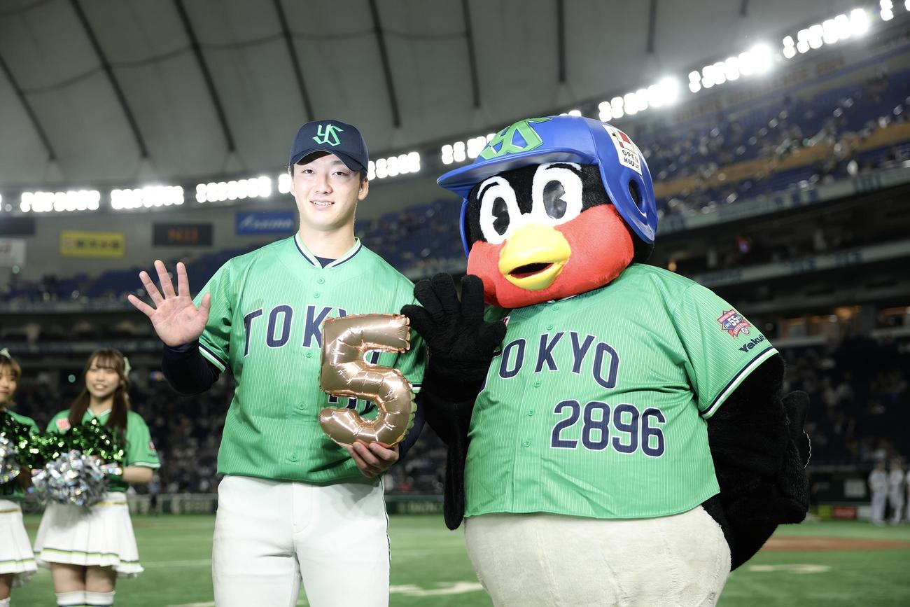 巨人対ヤクルト　巨人に勝利し、今季5勝目のポーズで写真に納まる吉村（左）とつば九郎（撮影・河田真司）