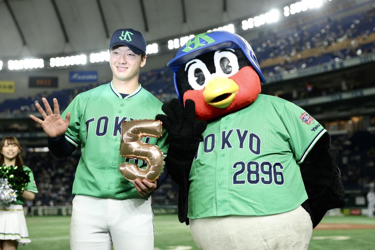 巨人対ヤクルト　巨人に勝利し、今季5勝目のポーズで写真に納まる吉村（左）とつば九郎（撮影・河田真司）