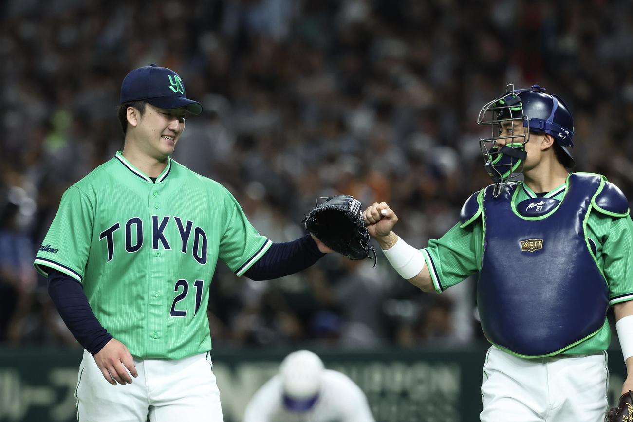 巨人対ヤクルト　3回裏を抑え、グータッチを交わす吉村（左）と中村（撮影・河田真司）