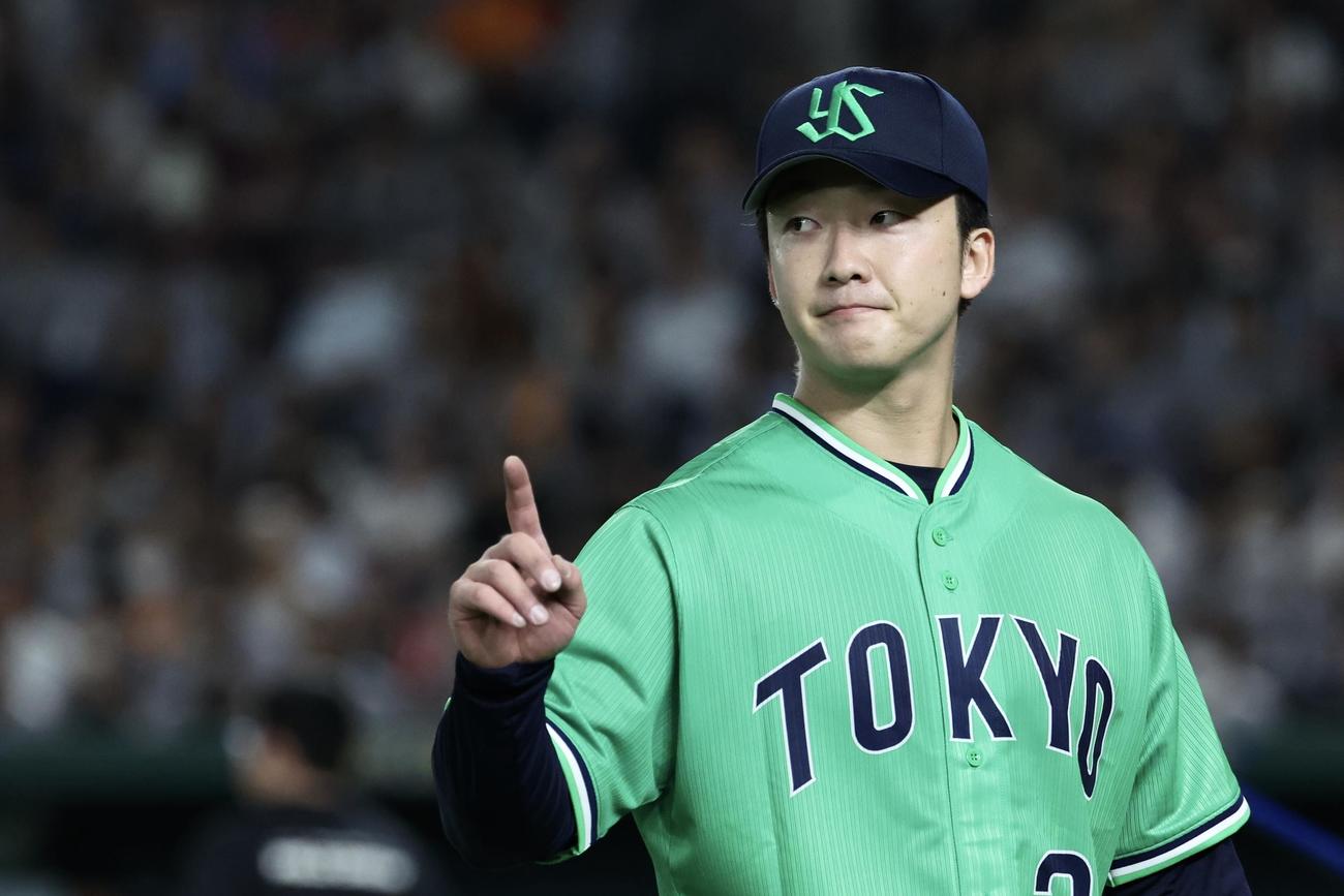 巨人対ヤクルト　5回裏を抑え、人差し指を立てる吉村（撮影・河田真司）