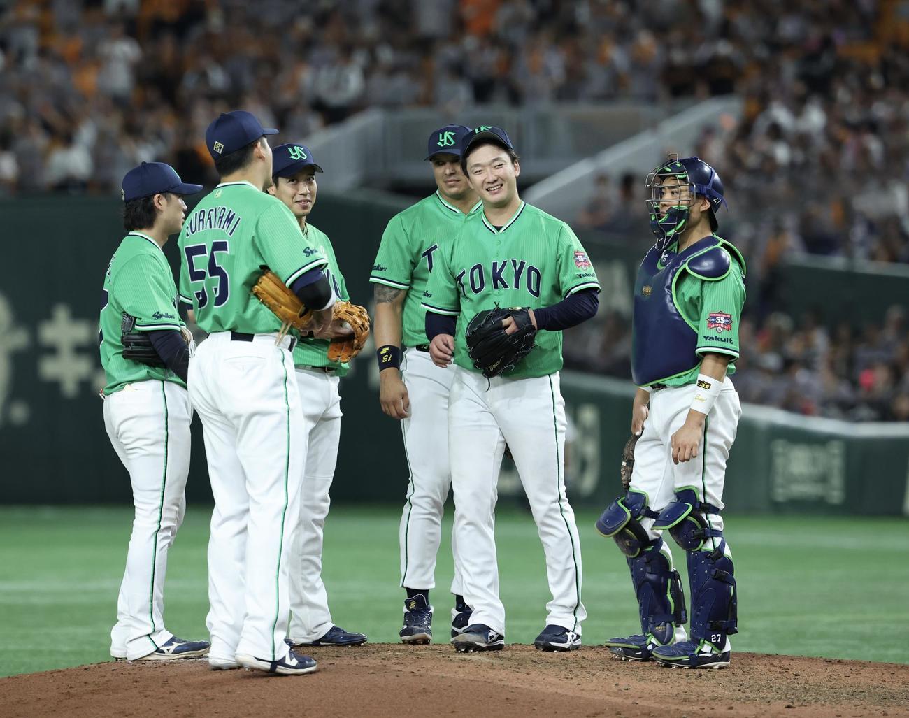 巨人対ヤクルト　8回裏巨人1死一、二塁、降板する吉村（撮影・河田真司）