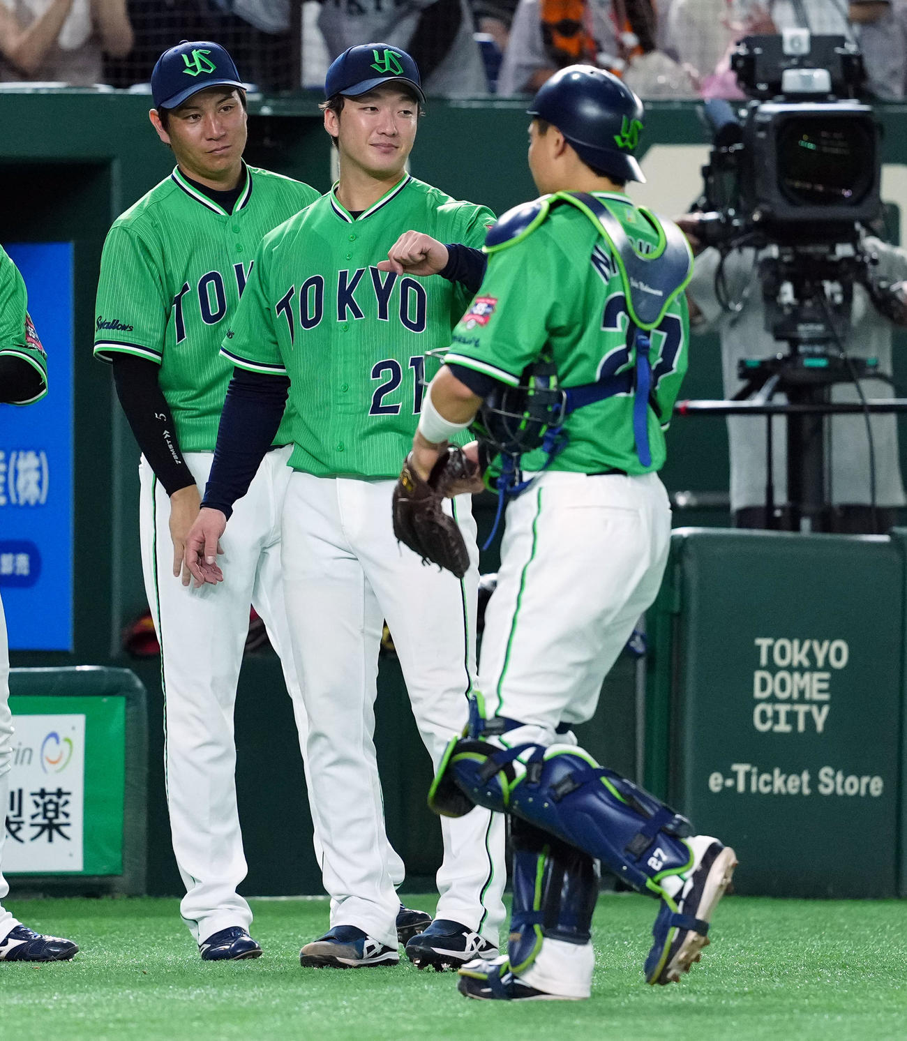 巨人対ヤクルト　8回裏巨人1死一、二塁、でマウンドを降りた先発の吉村は、2番手の大西が無失点に抑え笑顔でナインを迎える（撮影・たえ見朱実）