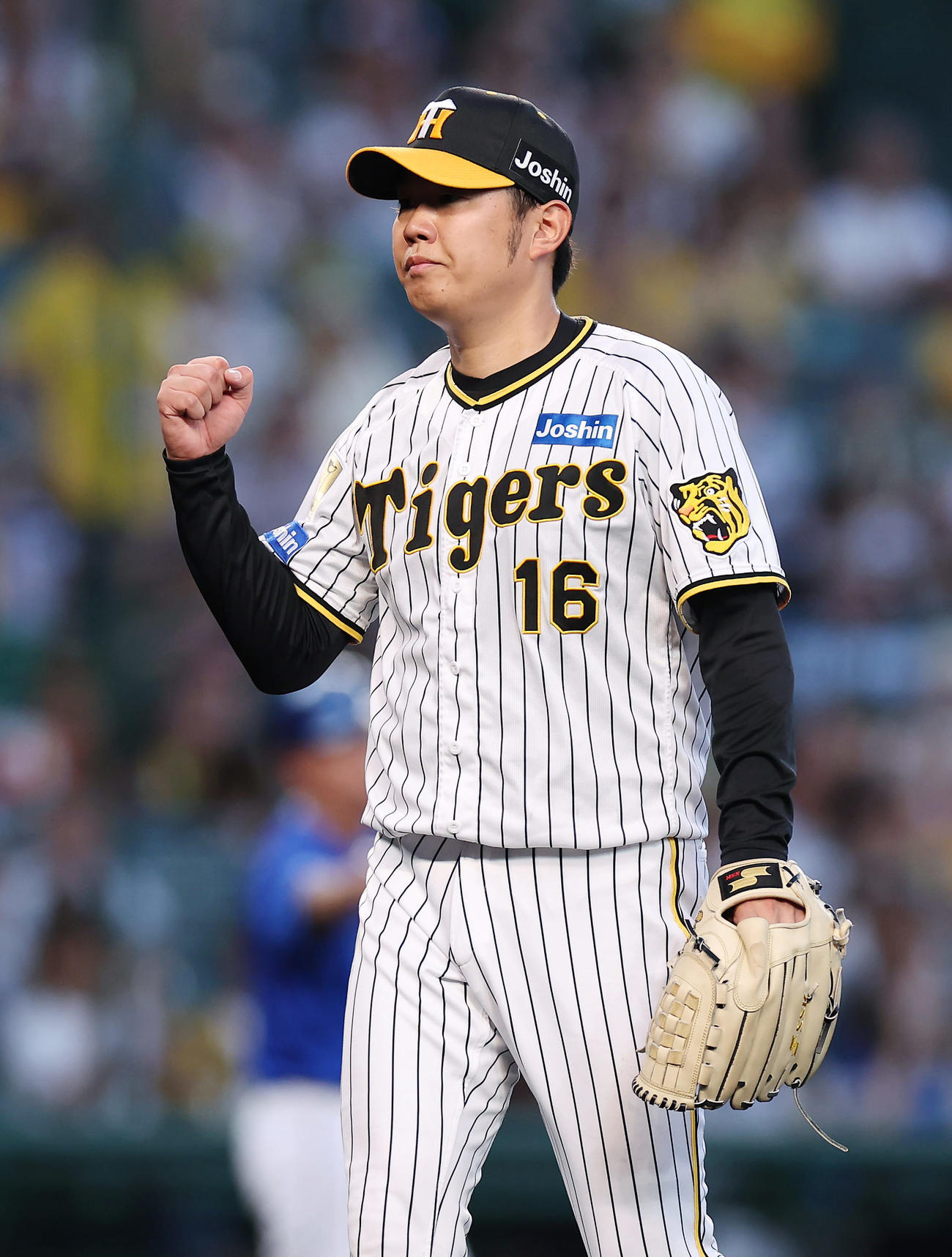 阪神対DeNA 4回表DeNA2死二、三塁、筒香を遊ゴロに仕留めガッツポーズする西勇（撮影・前田充）