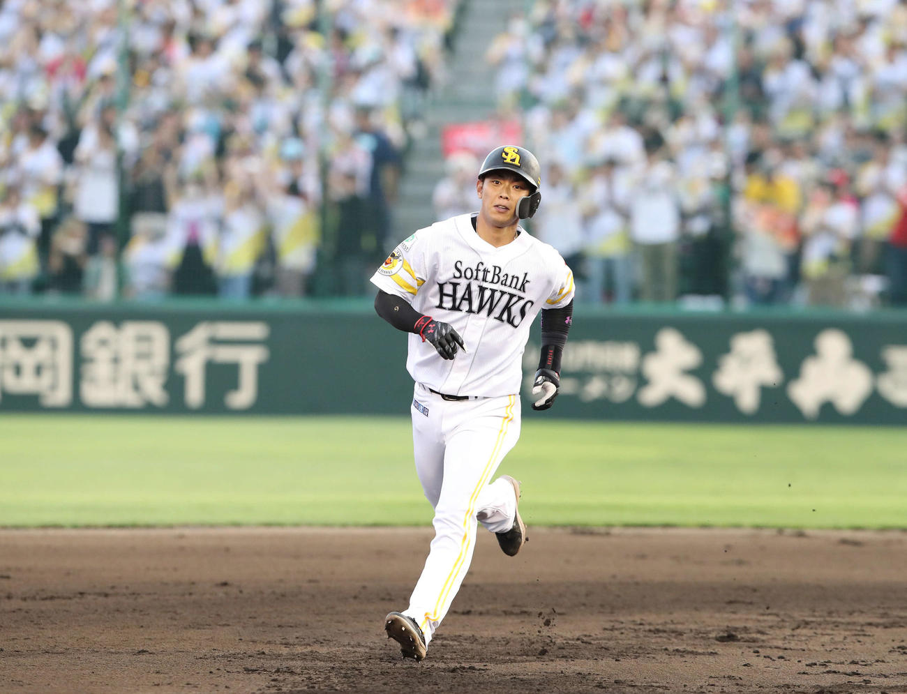 ソフトバンク対ロッテ　1回裏ソフトバンク1死、今宮は左越え本塁打を放つ（撮影・梅根麻紀）