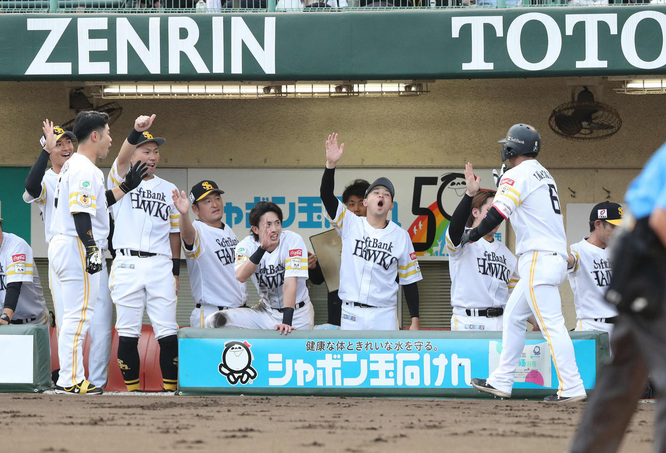 ソフトバンク対ロッテ　1回裏ソフトバンク1死、今宮は左越え本塁打を放ちナインとハイタッチ（撮影・梅根麻紀）