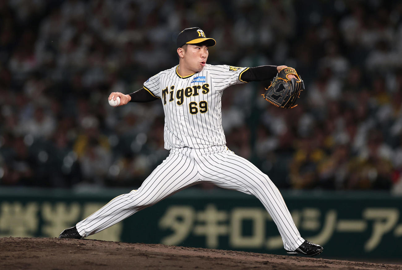 阪神対日本ハム　力投する阪神2番手の石井（撮影・前田充）