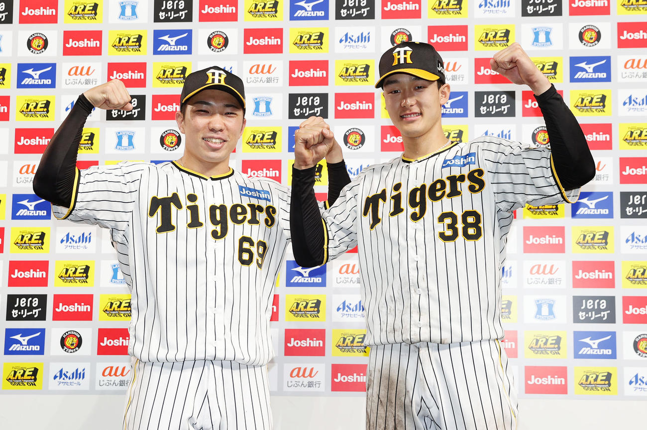 阪神対DeNA　お立ち台で笑顔でガッツポーズする阪神石井（左）と小幡（撮影・前田充）
