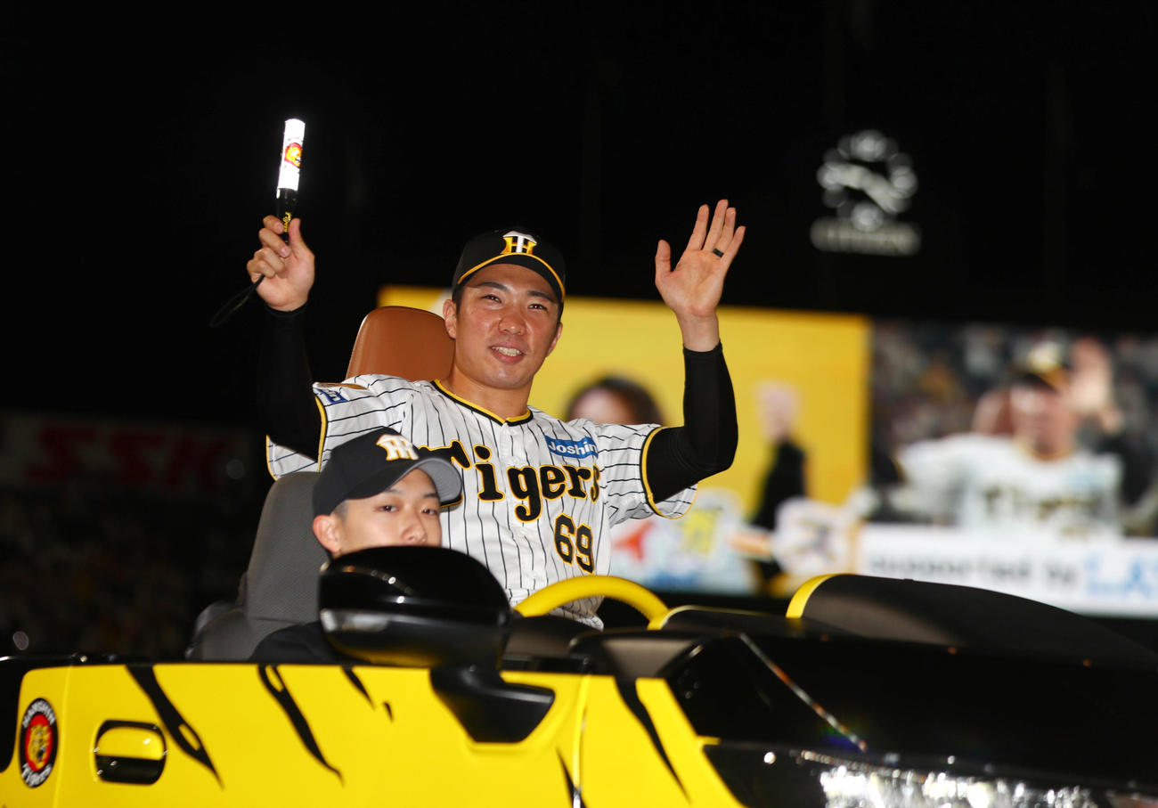 阪神対DeNA　ファンの歓声に手を振って応えるヒーローの阪神石井（撮影・上山淳一）