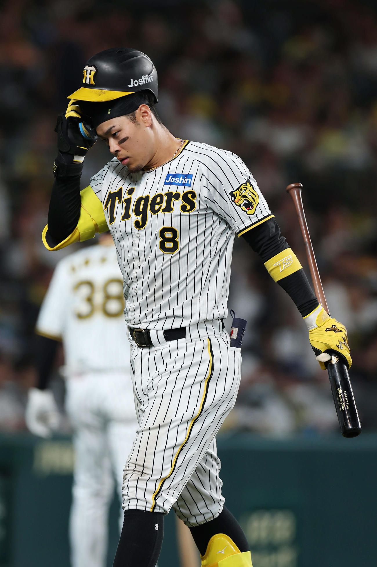 阪神対DeNA 7回裏阪神1死、空振り三振に倒れた佐藤輝（撮影・前田充）