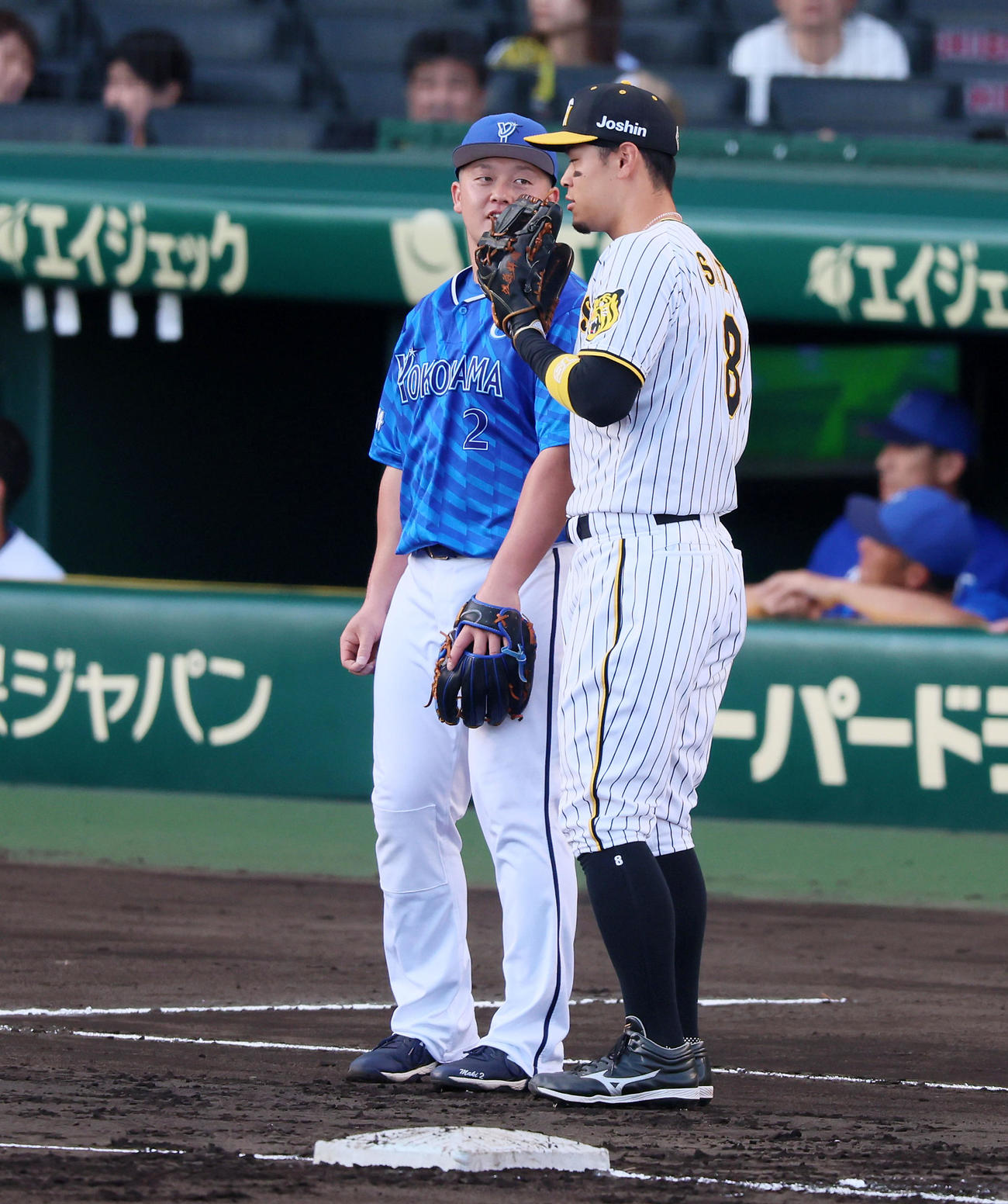阪神対DeNA　牧（左）と話す佐藤輝（撮影・加藤哉）
