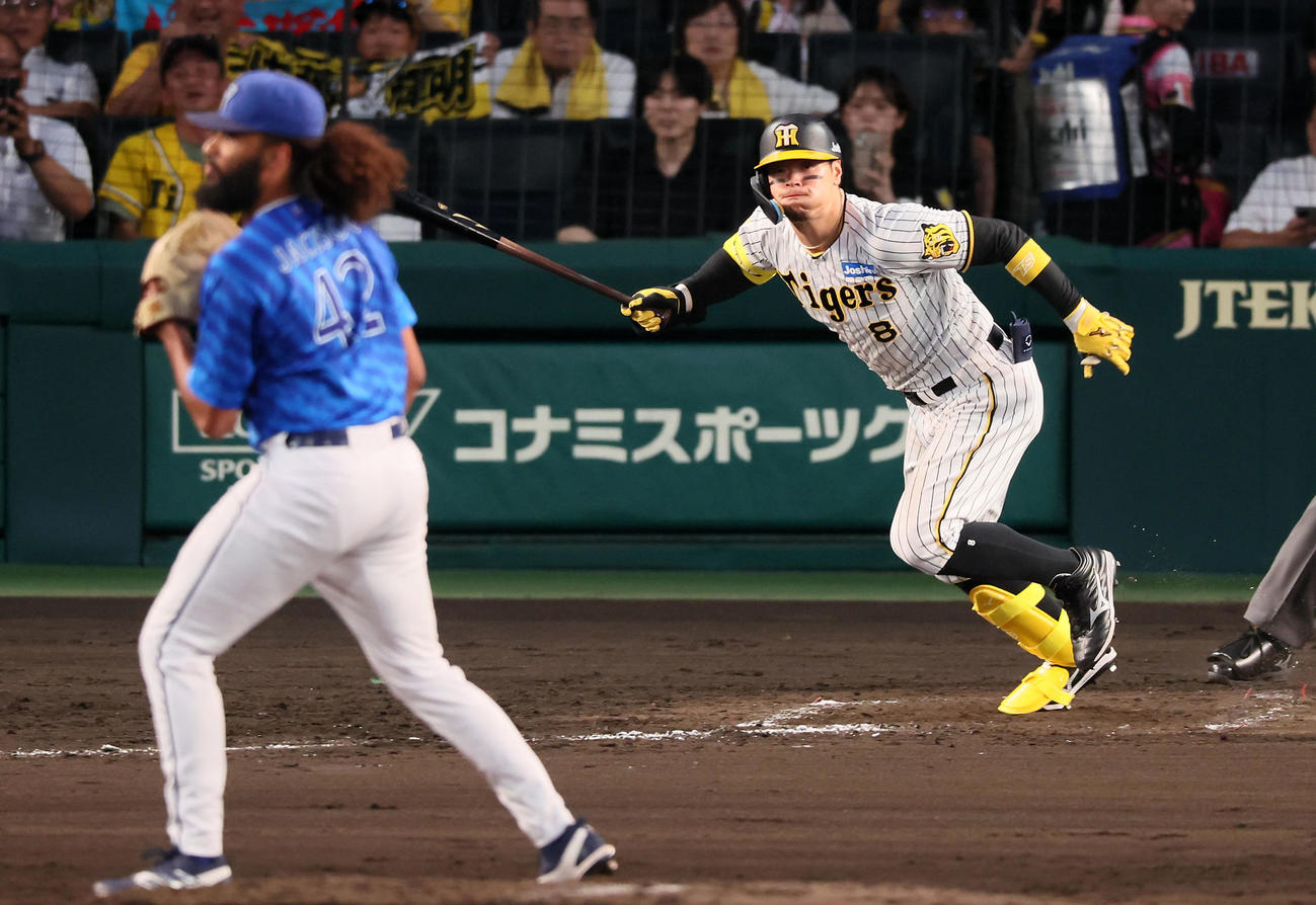 阪神対DeNA 5回裏阪神無死、佐藤輝は中前打を放つ。投手はジャクソン（撮影・加藤哉）