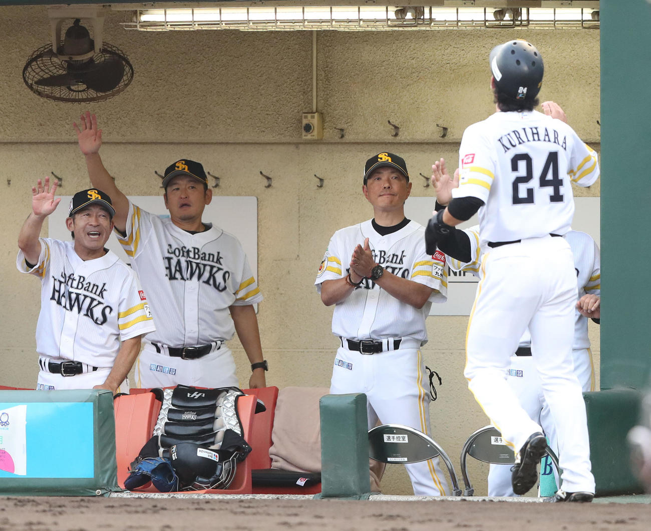 ソフトバンク対ロッテ　1回裏ソフトバンク2死一、三塁、正木の中前適時打で生還した栗原に拍手をする小久保監督（撮影・梅根麻紀）