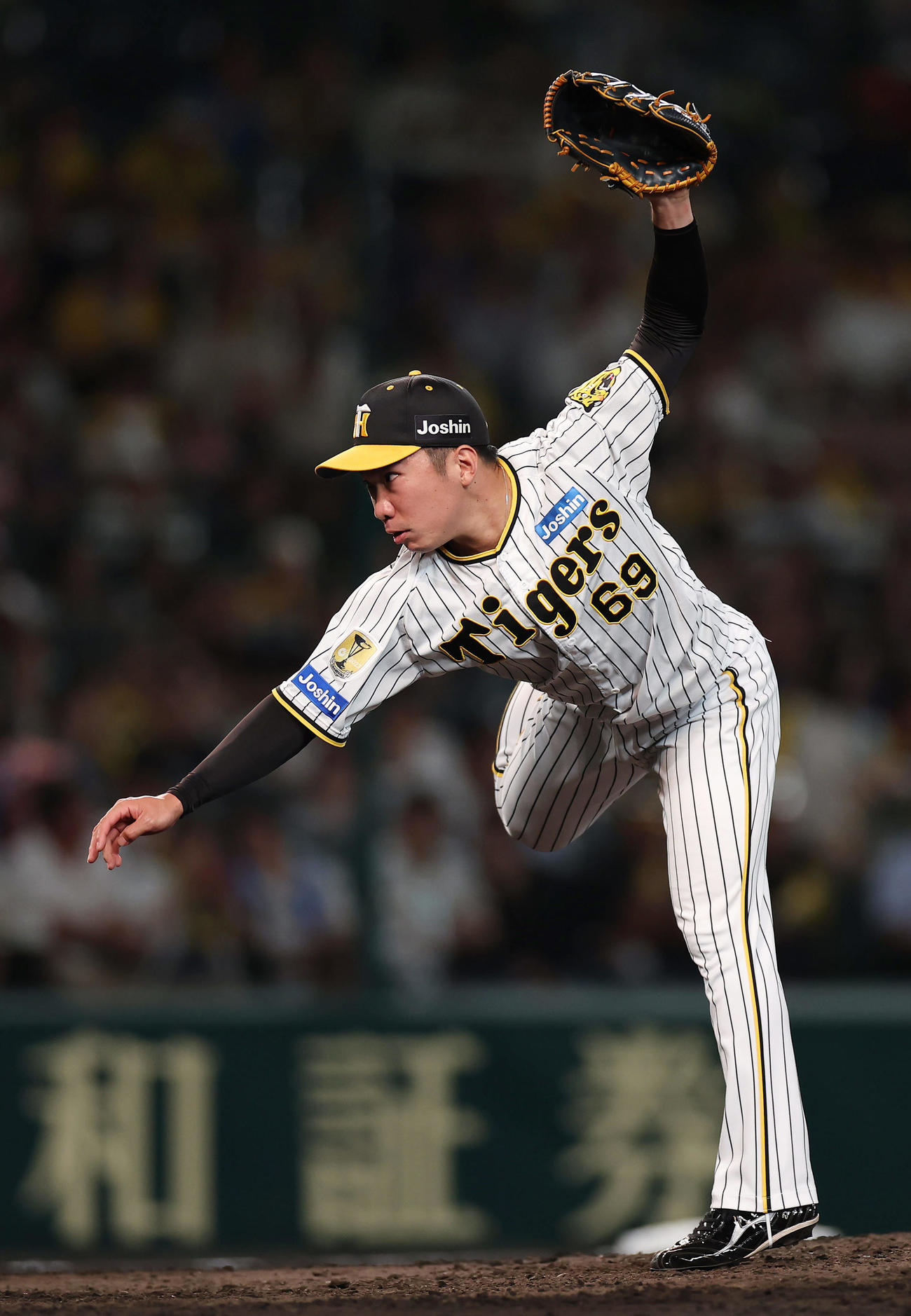 阪神対DeNA 9回表、牧に安打を許した阪神石井は、後続を3者三振に仕留める（撮影・前田充）