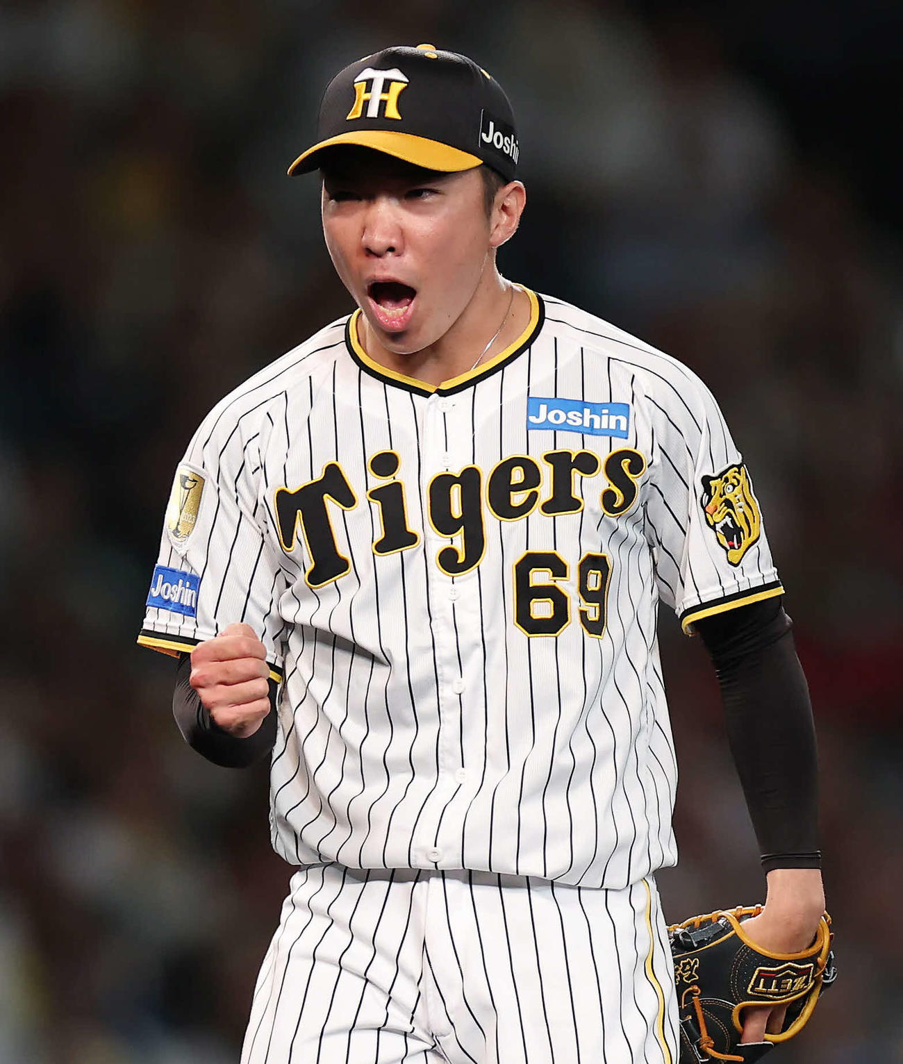 阪神対DeNA 9回表、牧に安打を許した阪神石井は、後続を3者三振に仕留めてガッツポーズ（撮影・前田充）