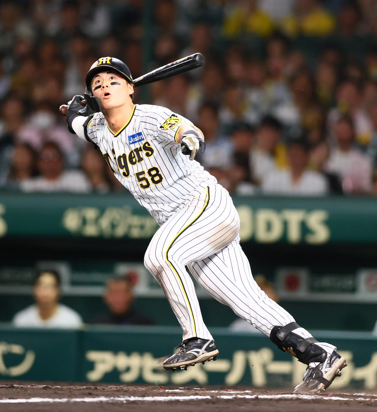 阪神対DeNA 9回裏阪神1死、前川は三塁内野安打を放つ（撮影・上山淳一）
