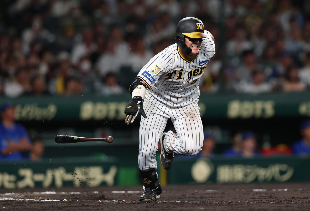 阪神対DeNA 9回裏阪神1死、三塁へ内野安打を放つ前川（撮影・前田充）