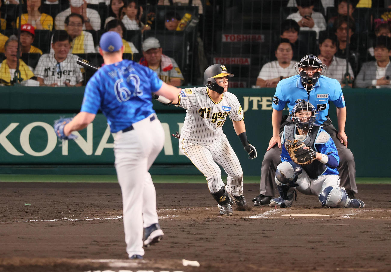 阪神対DeNA 9回裏阪神1死、前川は三塁へ内野安打を放つ。投手はウィック（撮影・加藤哉）