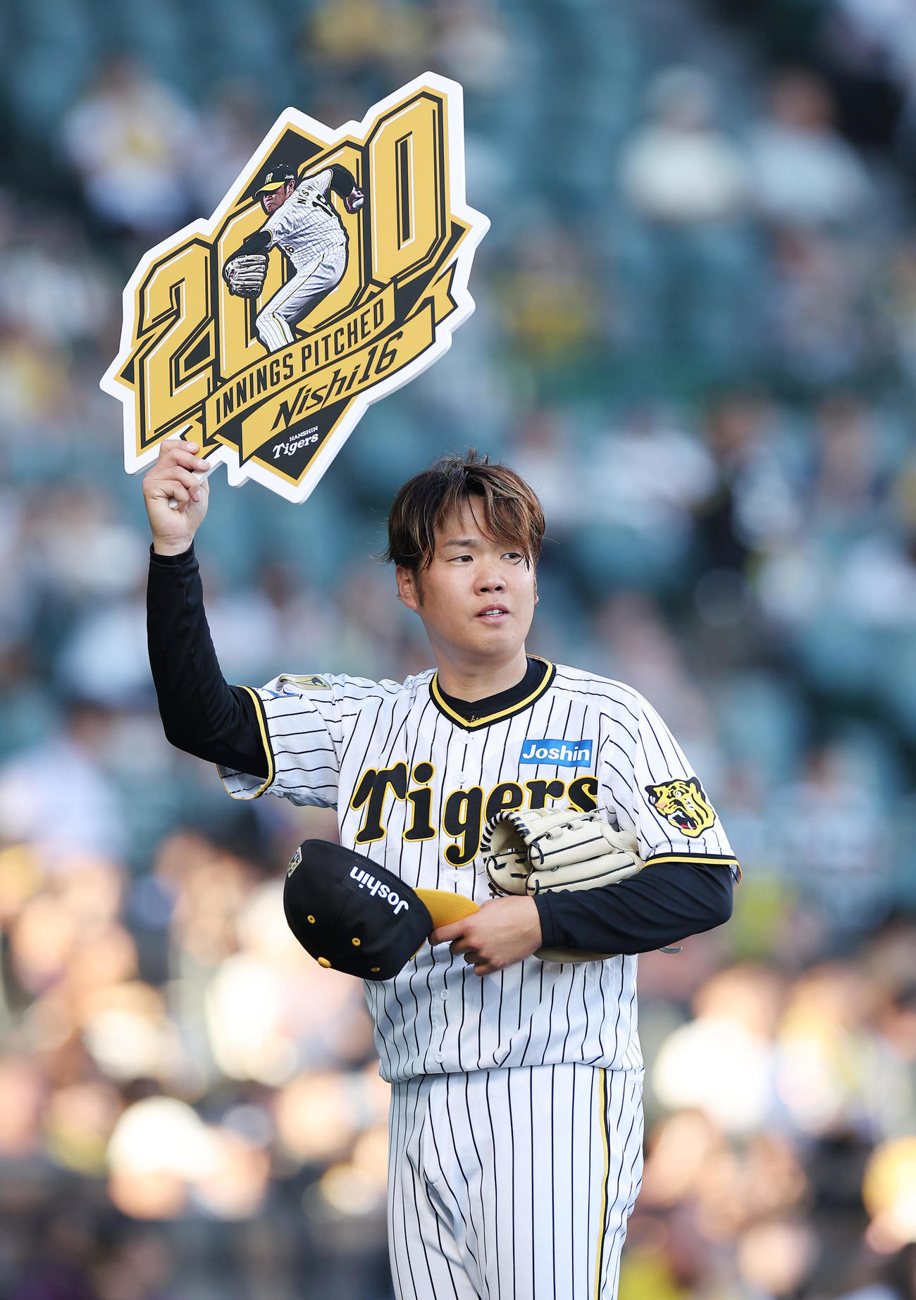 阪神対DeNA 1回表を投げ終え通算2000投球回を達成し、記念ボードを掲げる阪神西勇（撮影・前田充）
