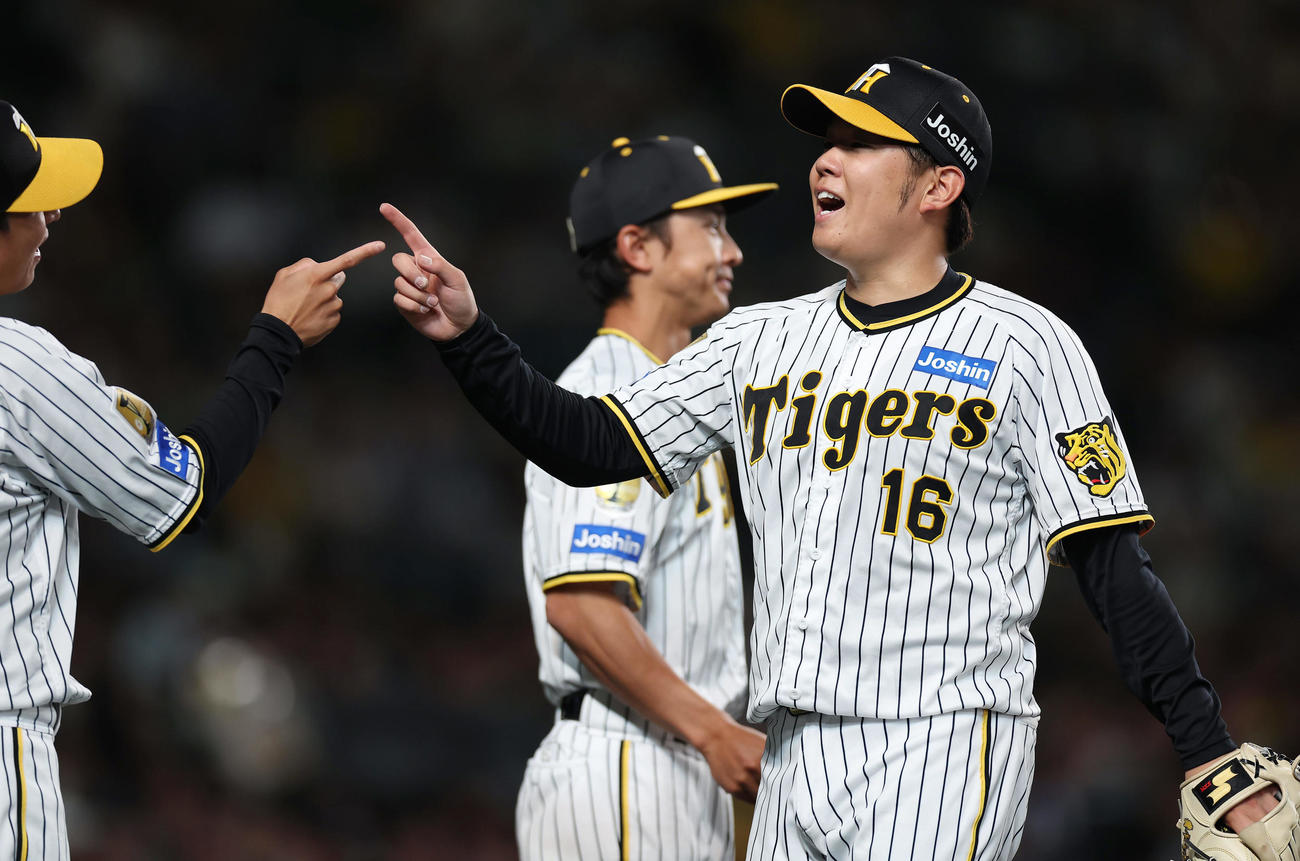 阪神対DeNA 6回表DeNA2死一、二塁、宮崎を中飛に仕留め、ナインに迎えられる西勇（右）（撮影・前田充）