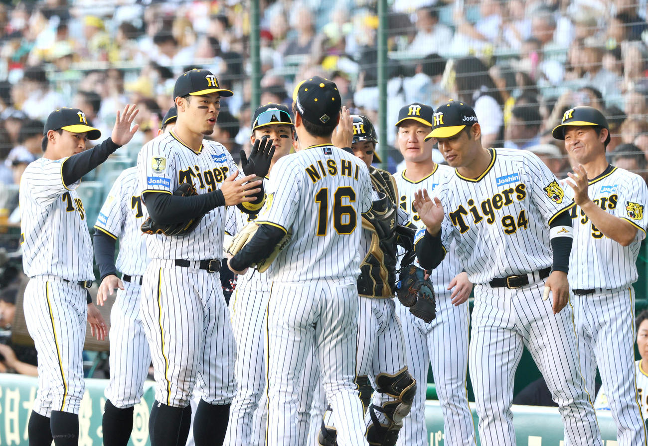 阪神対DeNA　通算2000投球回を達成した阪神西勇（手前）を祝福する阪神の選手ら（撮影・上山淳一）