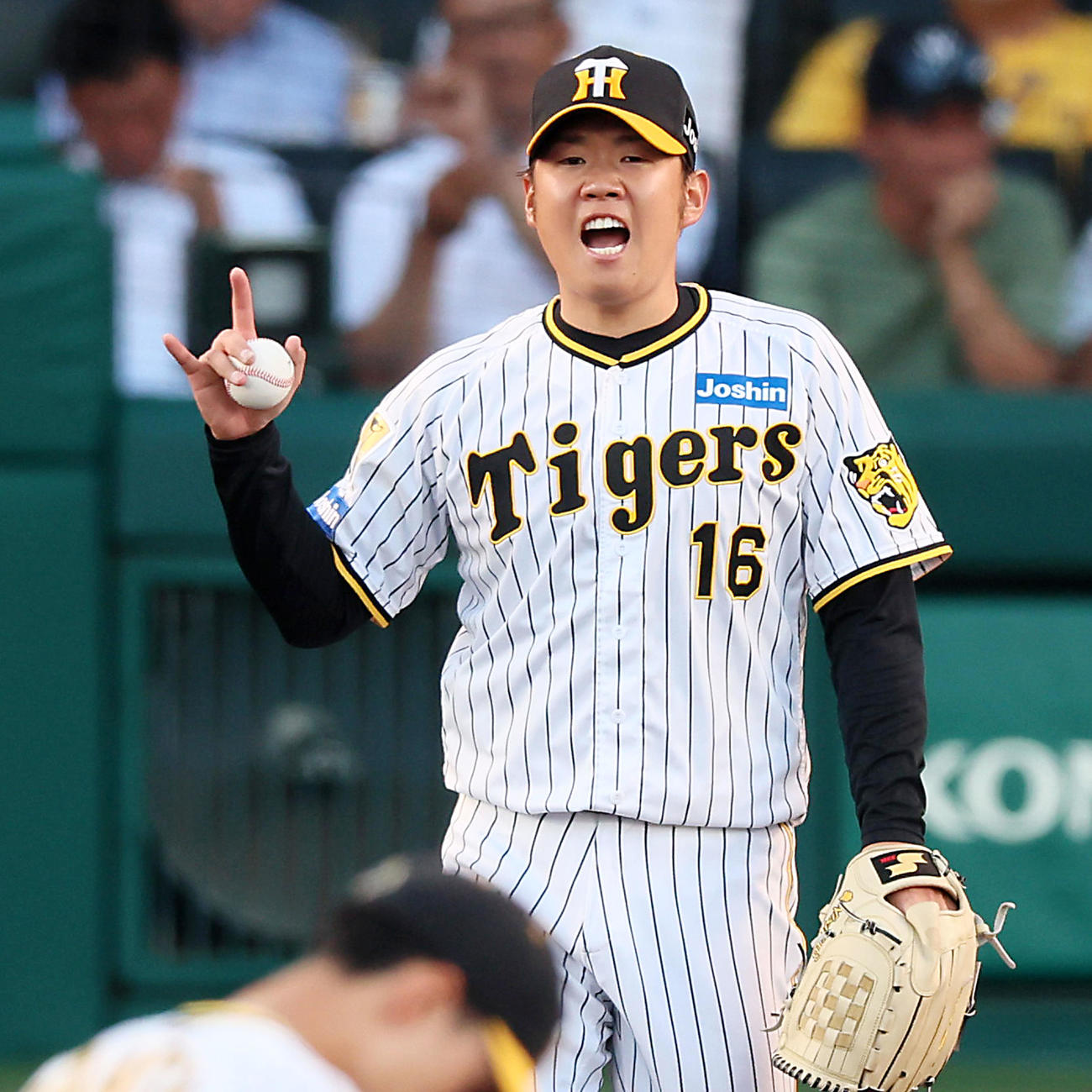 阪神対DeNA 3回表、野手陣に声を掛ける西勇（撮影・加藤哉）
